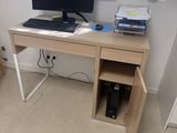 un bureau d'ordinateur sur lequel se trouvent un écran et un clavier