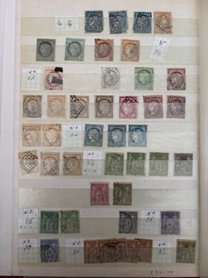 une photo d'une photo d'un mur avec des timbres dessus
