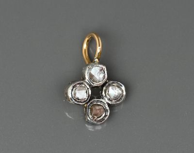 une photo d'un pendentif en forme de croix en or et diamants