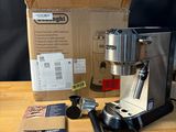 une photo d'une cafetière posée sur une table en bois