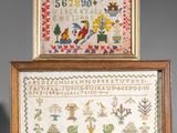 deux broderies au point de croix encadrées, représentant un oiseau et des fleurs