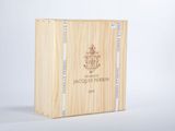 La caisse en bois contient une bouteille de vin et une bouteille de vin