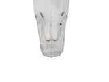 un verre en verre transparent orné d'un motif