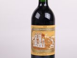 une photo d'une bouteille de vin rouge sur fond blanc