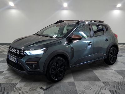 une voiture grise garée dans une pièce au sol en damier