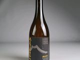 une bouteille de vin posée sur une table