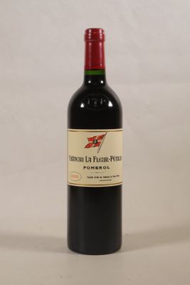 une bouteille de vin posée sur une table