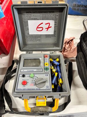 une boîte contenant des outils posée sur une table