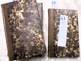 deux vieux livres posés sur une table