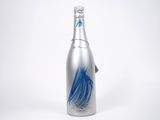 une bouteille d'eau sur laquelle est représentée une vague bleue