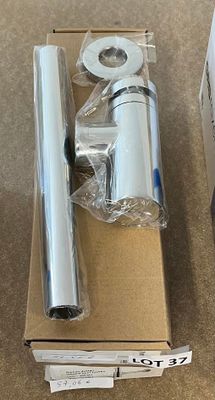 une boîte sur laquelle se trouvent un rouleau de papier et un rouleau de ruban adhésif