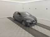 la voiture est garée dans le garage sur le sol en damier