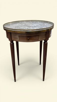 une image d'une table avec un plateau en marbre