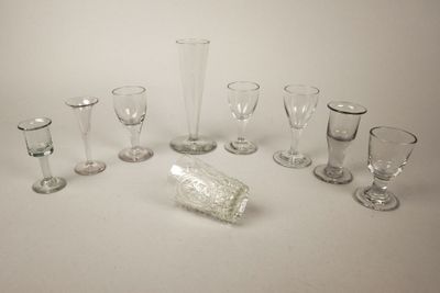 beaucoup de verres à vin vides et une bouteille sur la table