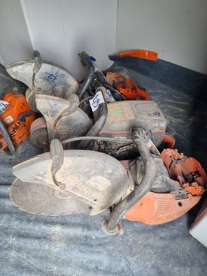 une pile d'outils posés sur le sol