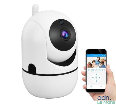 une personne tenant un appareil photo intelligent à côté d'un téléphone portable