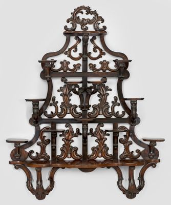 une vieille étagère en bois ornée d'un motif décoratif