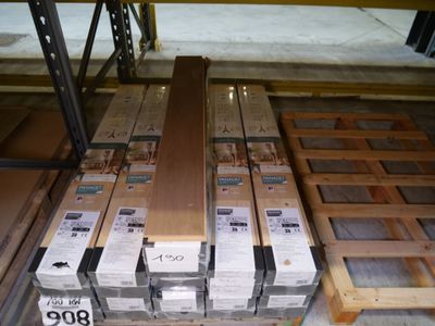 plusieurs piles de planches de bois empilées les unes sur les autres dans un entrepôt