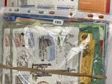 un paquet de timbres et d'enveloppes emballés dans du plastique