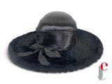 un chapeau noir orné d'un nœud sur le dessus