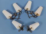 quatre lampes blanches sont disposées en cercle sur une surface bleue