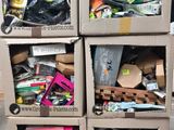 plusieurs boîtes d'articles assortis sont empilées les unes sur les autres