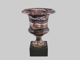 un vase posé sur un socle noir