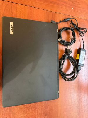 Un ordinateur portable ACER avec chargeur.
