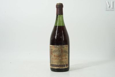 une bouteille de vin posée sur une table