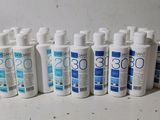 de nombreuses bouteilles de lotion posées sur une table