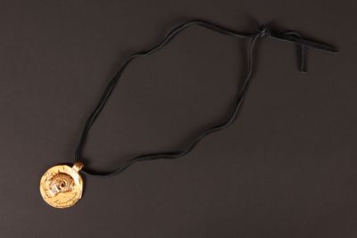 gros plan d'un collier sur une surface noire
