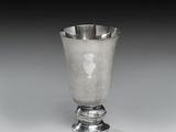 l'image d'une coupe en argent posée sur une table