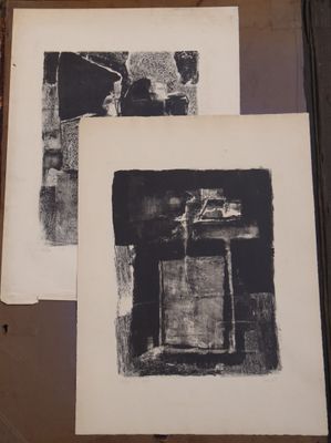 deux tirages en noir et blanc sur une feuille de papier