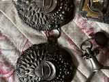 beaucoup d'objets qui traînent sur le lit
