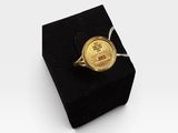une image représentant une bague en or sur laquelle figure le portrait d'un homme