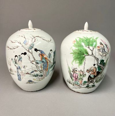 CHINE - Vers 1900. Deux POTS à GINGEMBRES à décor de scènes …