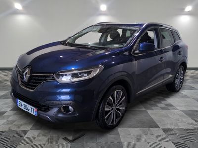 une Renault Kad SUV bleue garée sur un sol à damier