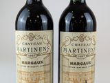 deux bouteilles de vin rouge posées l'une à côté de l'autre sur une table