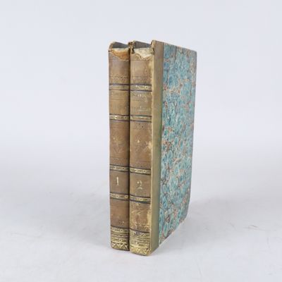 deux livres posés l'un sur l'autre sur une surface blanche