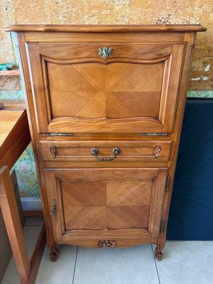 une armoire en bois surmontée d'un tiroir