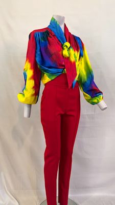 une photo montrant une femme portant un t-shirt coloré et un pantalon rouge