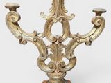 un bougeoir de couleur dorée posé sur un socle en bois