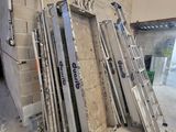plusieurs échelles appuyées contre un mur dans un immeuble