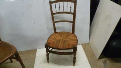 une chaise en bois posée sur une surface blanche