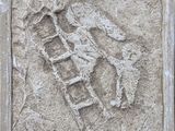 une image représentant un homme sur une échelle dans le sable