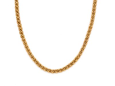 un collier à chaîne en or sur fond blanc