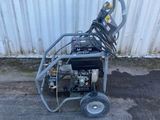 une petite machine qui se trouve sur le bord de la route