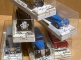 Plusieurs petites voitures sont empilées les unes sur les autres dans une vitrine.