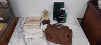 une table sur laquelle se trouvent un sac, un sac à main et d'autres objets