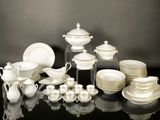 une table garnie de nombreux plats et tasses blancs